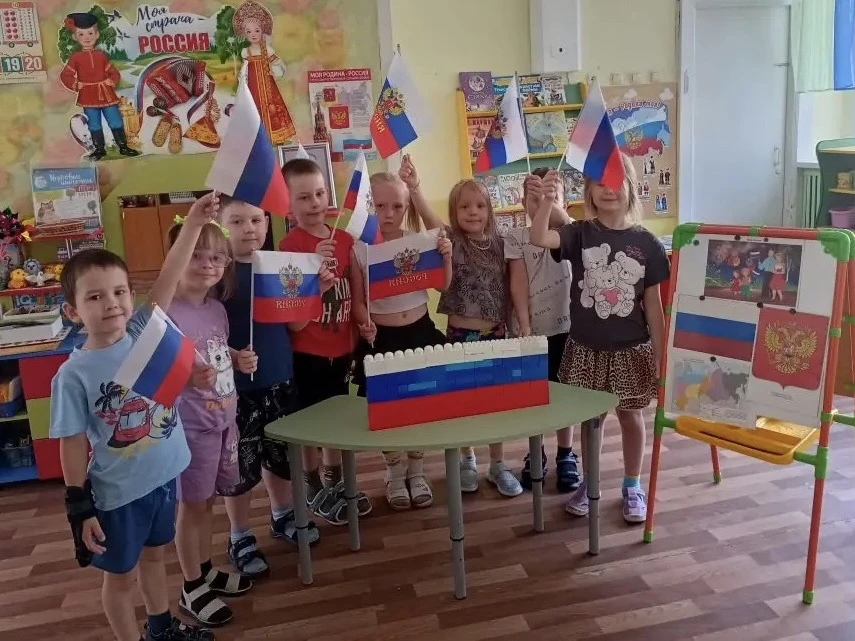 Воспитанники группы №2 👦🏼👧🏼учились конструировать флаг России.🇷🇺