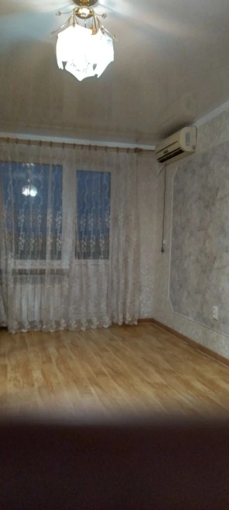 Сдам 1кв Ценр.(возле1000 мелочей).  Вода 24/7 . Цена 20тыс+комун +залог15.Тел: +79497091554. Сдам на