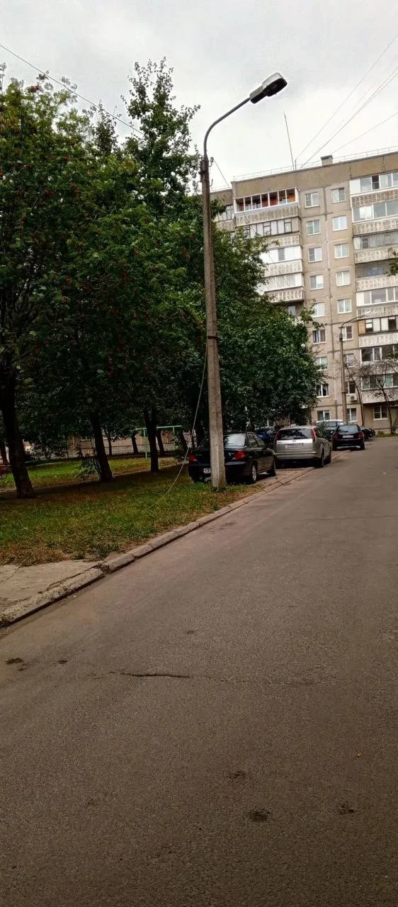 ⚡️На улице Энтузиастов возле дома 2/3 подъезд оборвался электрический кабель, лежит на ...