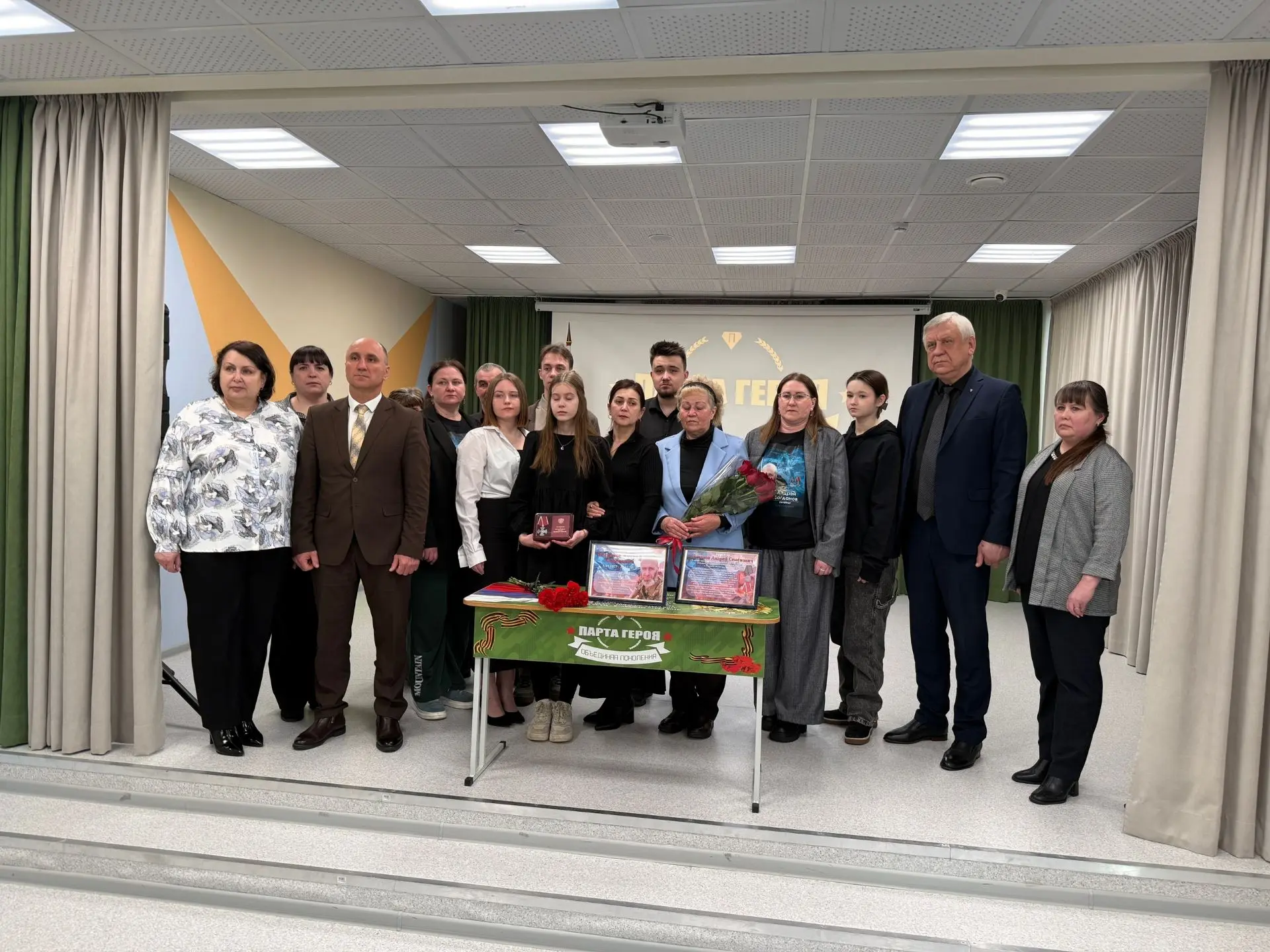 🎖В Нягани открыли "Парту героя" в честь погибшего участника спецоперации Андрея Богданова