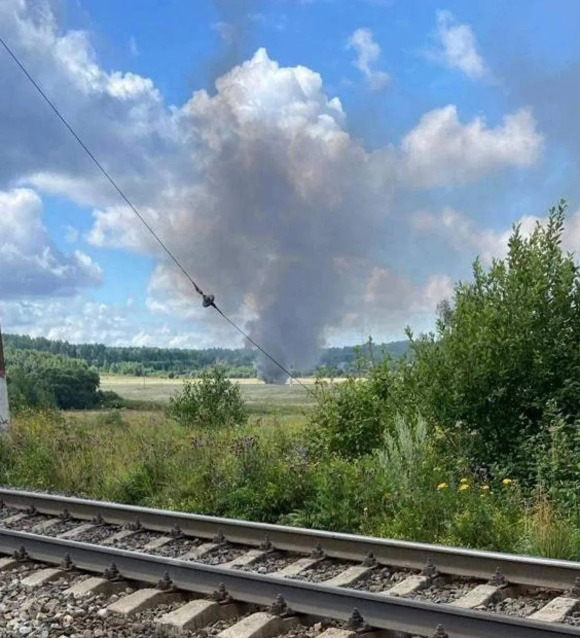 В Подмосковье упал учебно-боевой самолет, сообщили в Минобороны РФ. Летчик катапультиро...