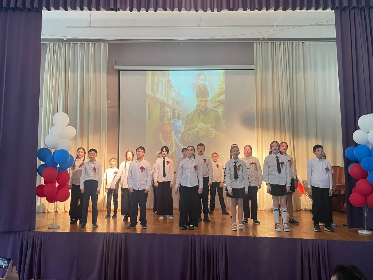 🇷🇺 И пусть поколения помнят!   🌟 В нашей школе прошёл концерт, посвящённый Дню Победы, который стал 