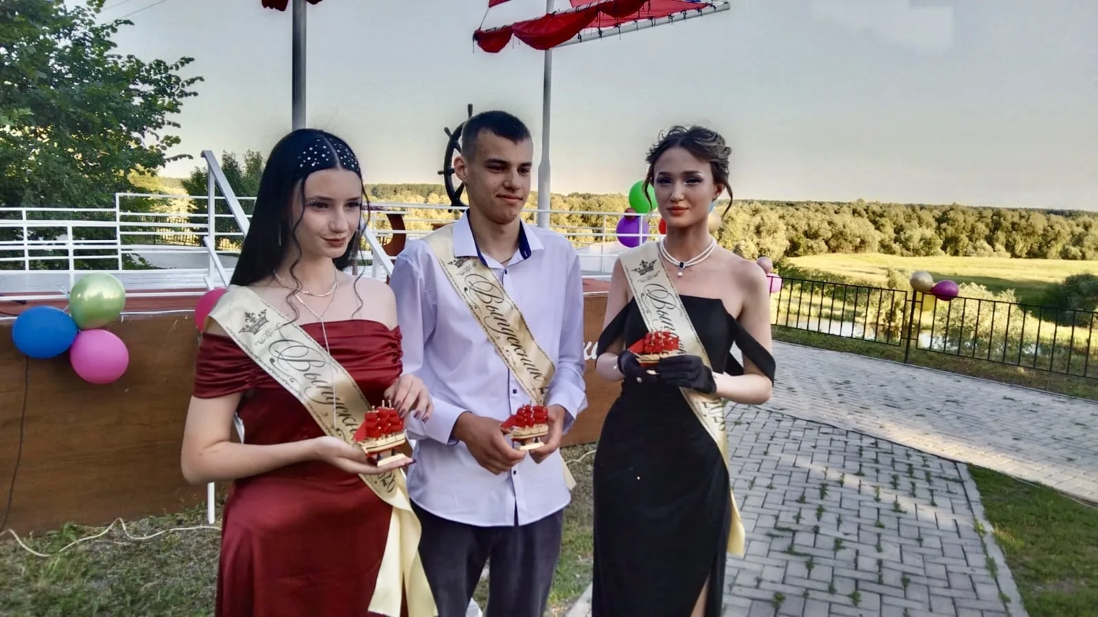 🚩🚩🚩Алые паруса - воплощение мечты и надежды

🔔27 июня по всей стране прозвучали последние аккорд