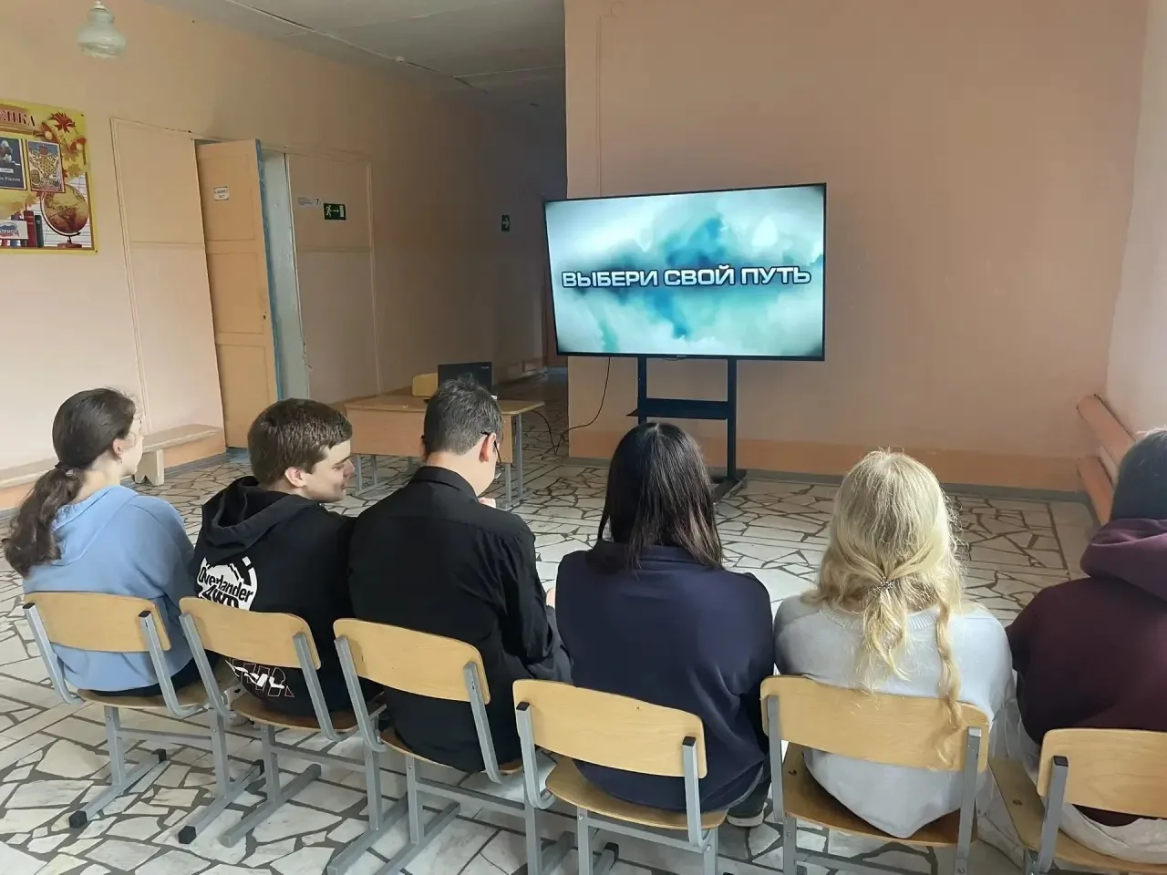 Шестой день трудового лагеря неизменно начался с инструктажей по технике безопасности. ...