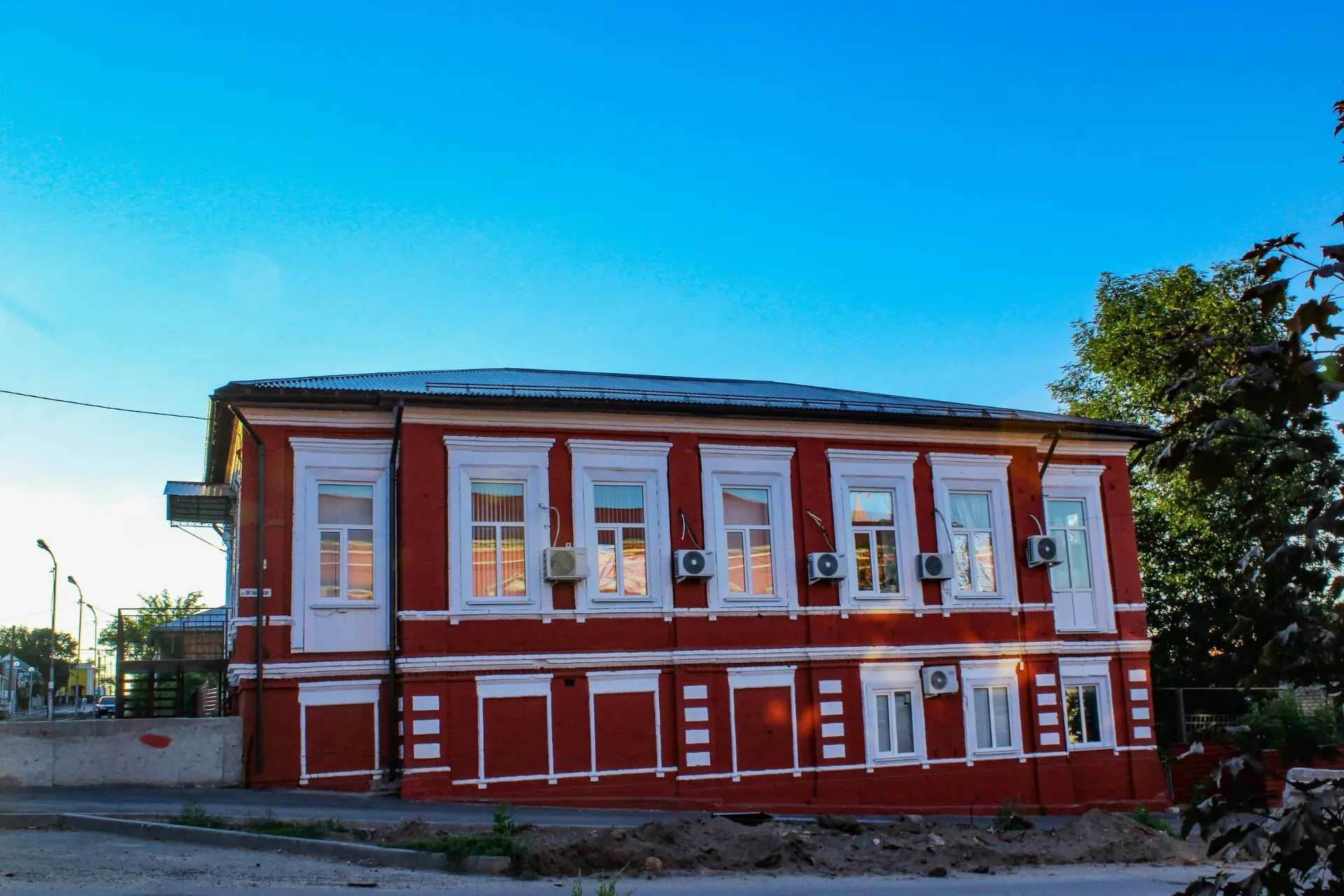 Два названия одного места. 
 
Если во время прогулки по городу Серафимовичу вы услышите название Уст