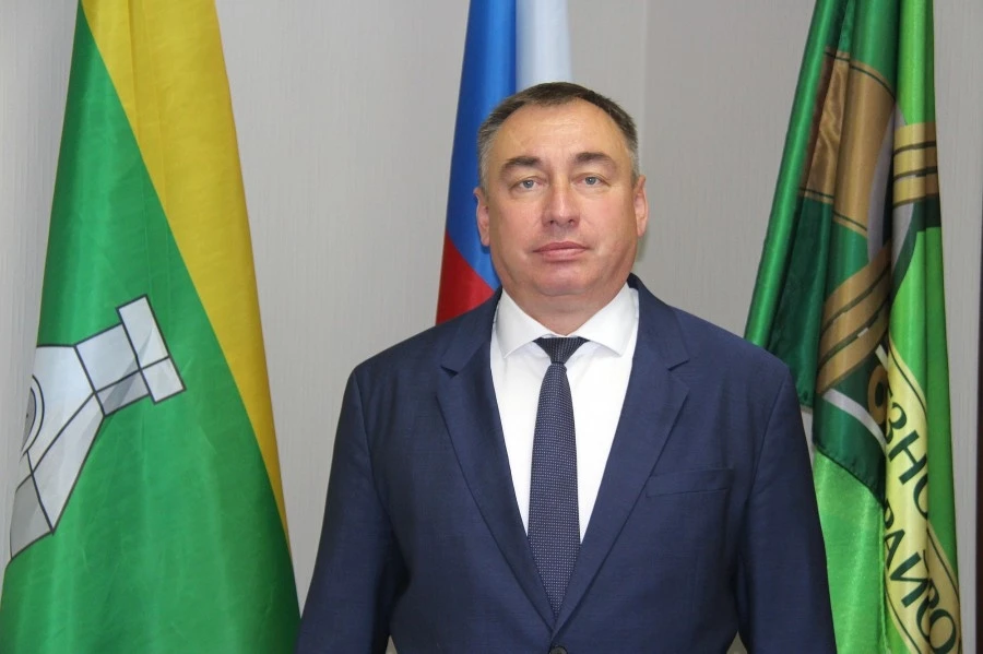 Глава Железнодорожного района Виталий Першин поздравляет медицинских работников и ветеранов здравоох