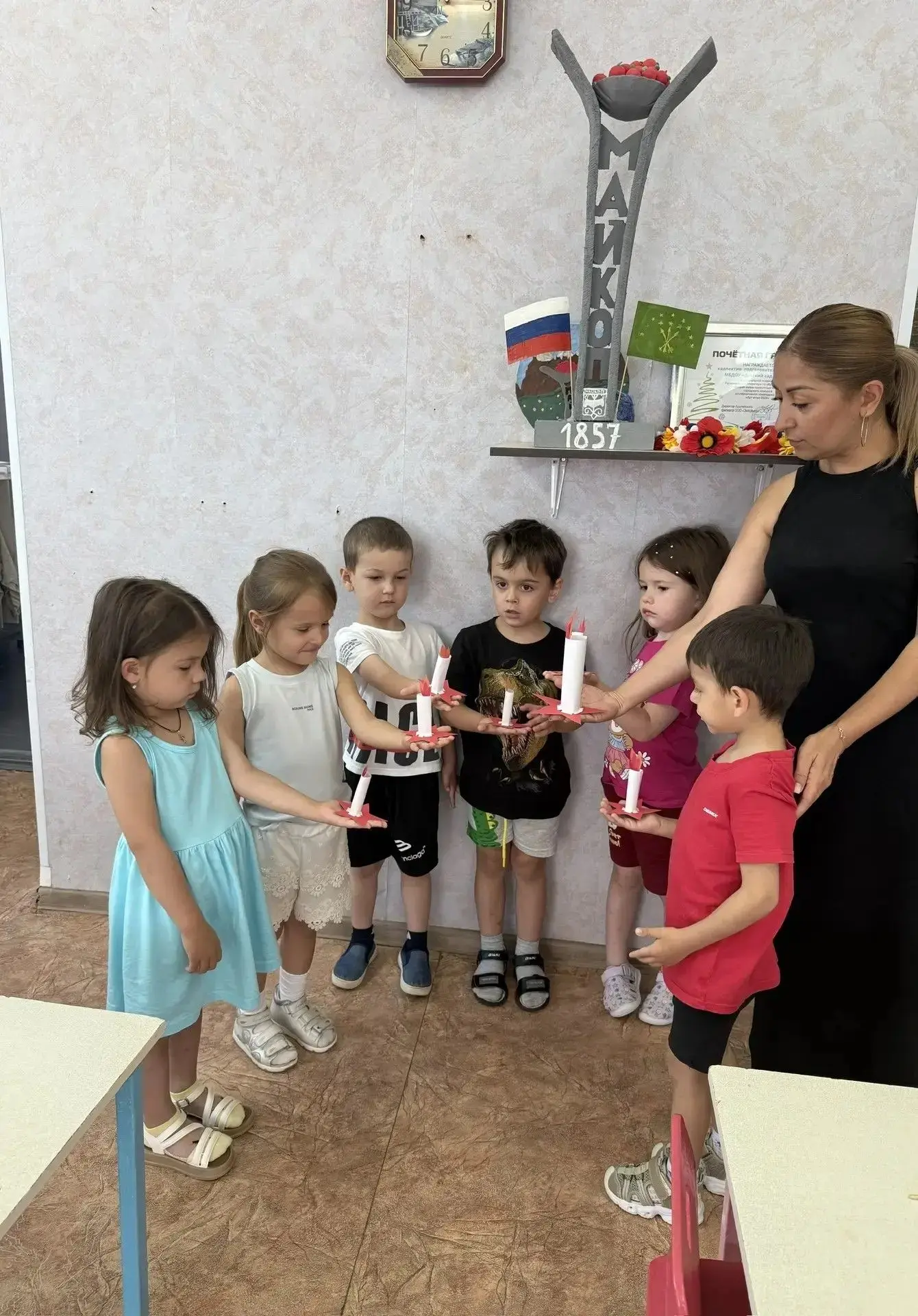 Мы никому не позволим забыть –
Ни престарелым, ни юным –
Дату, чей траур столетьям не смыть:
Двадцат