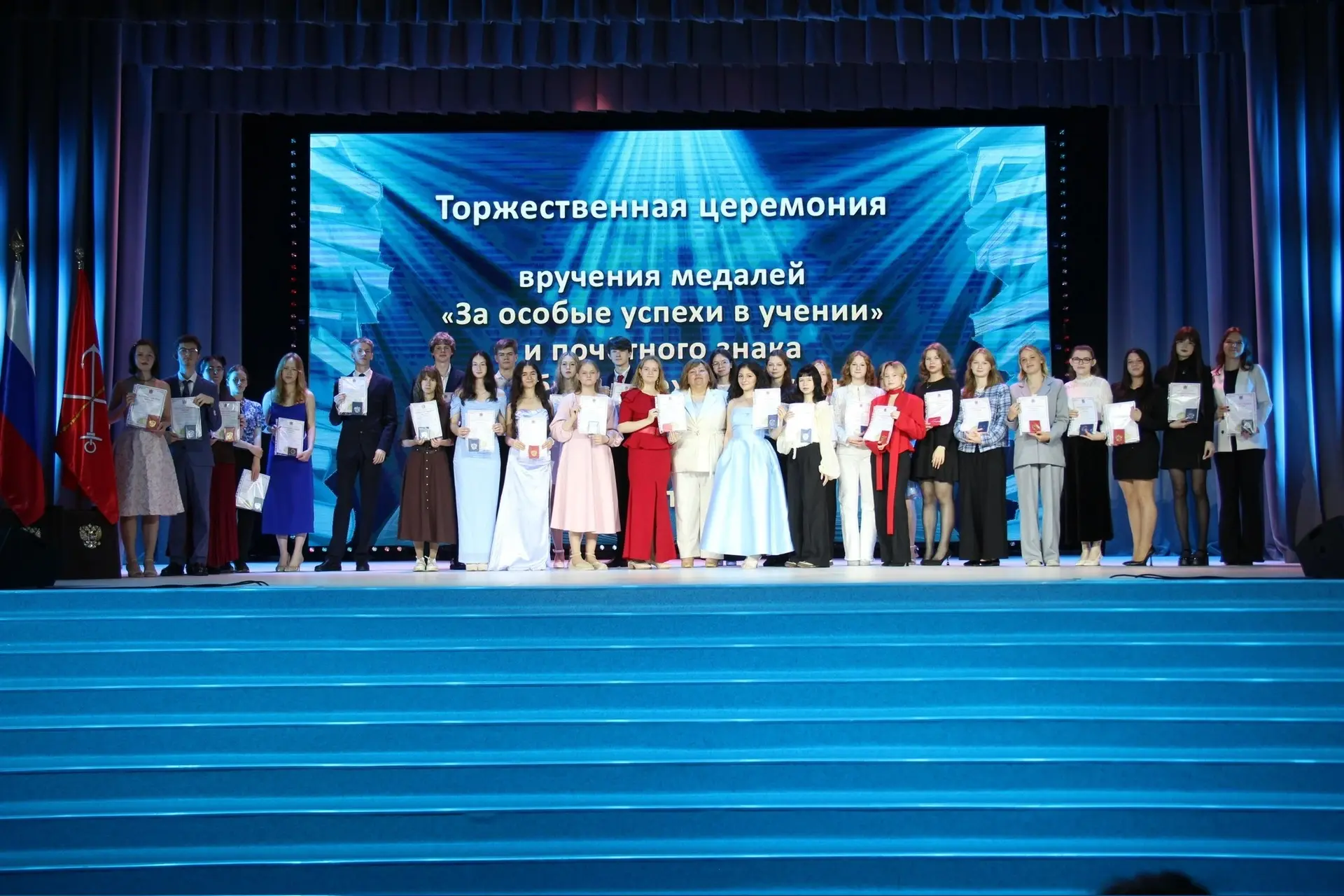 Учебный год 2025-2026 подарил нашей школе четырёх медалистов!
Сидорова Мария
Варакса Елизавета
Зелен