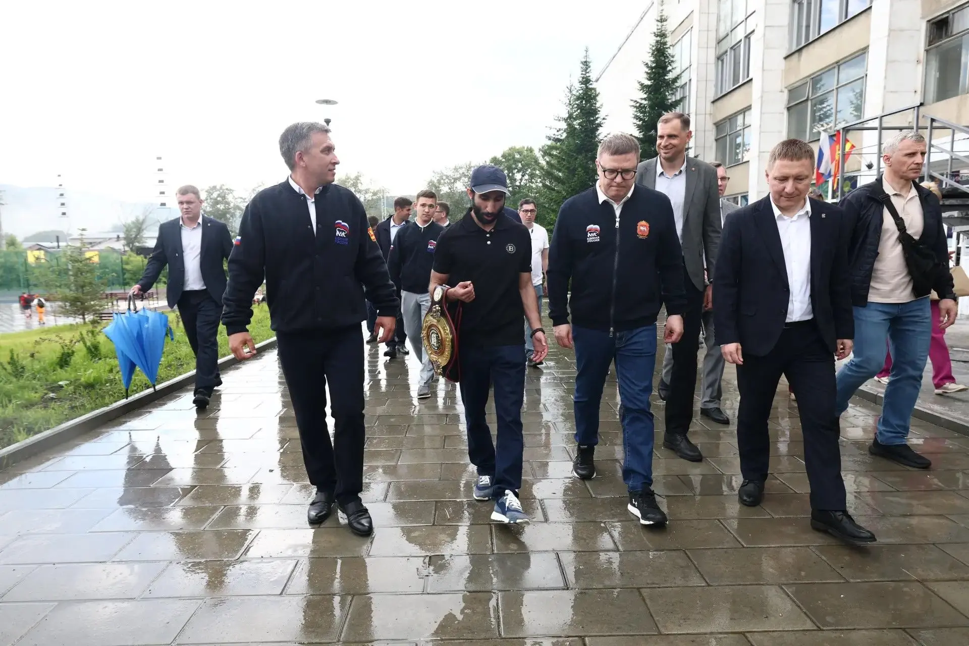 🥊 Губернатор Челябинской области Алексей Текслер поздравил боксёра Эдмонда Худояна с п...