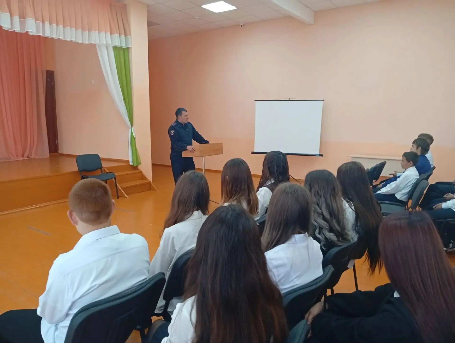 1 сентября в МОБУ СОШ села Демский День знаний традиционно начался не только с цветов и...