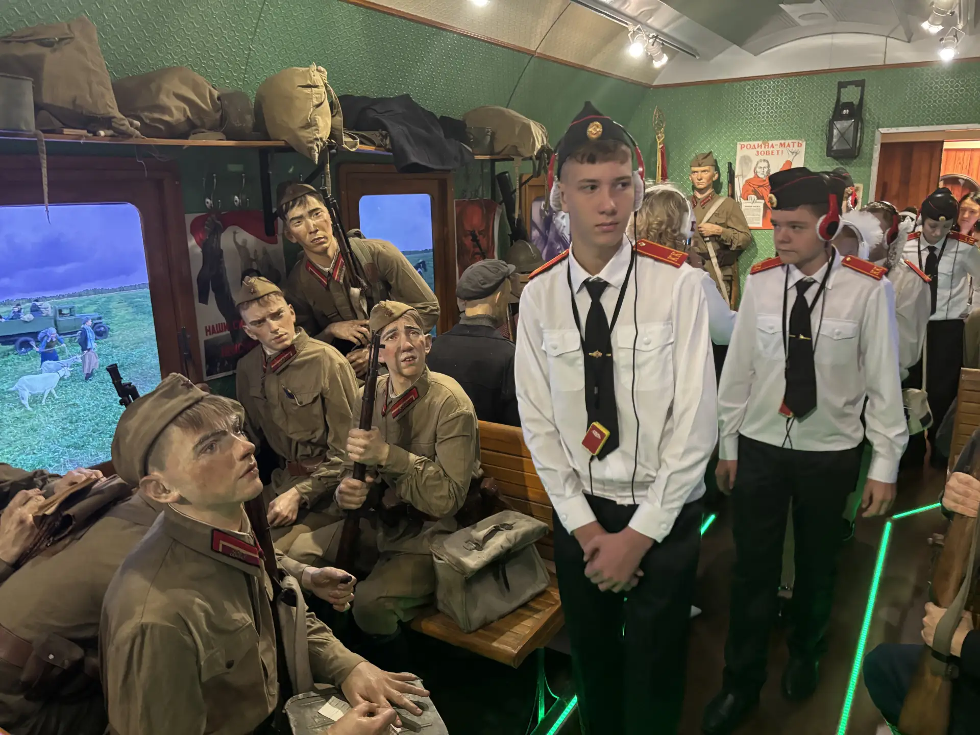 🚂 Тематическая передвижная выставка-музей «Поезд Победы» работала в Хабаровске. Десять...