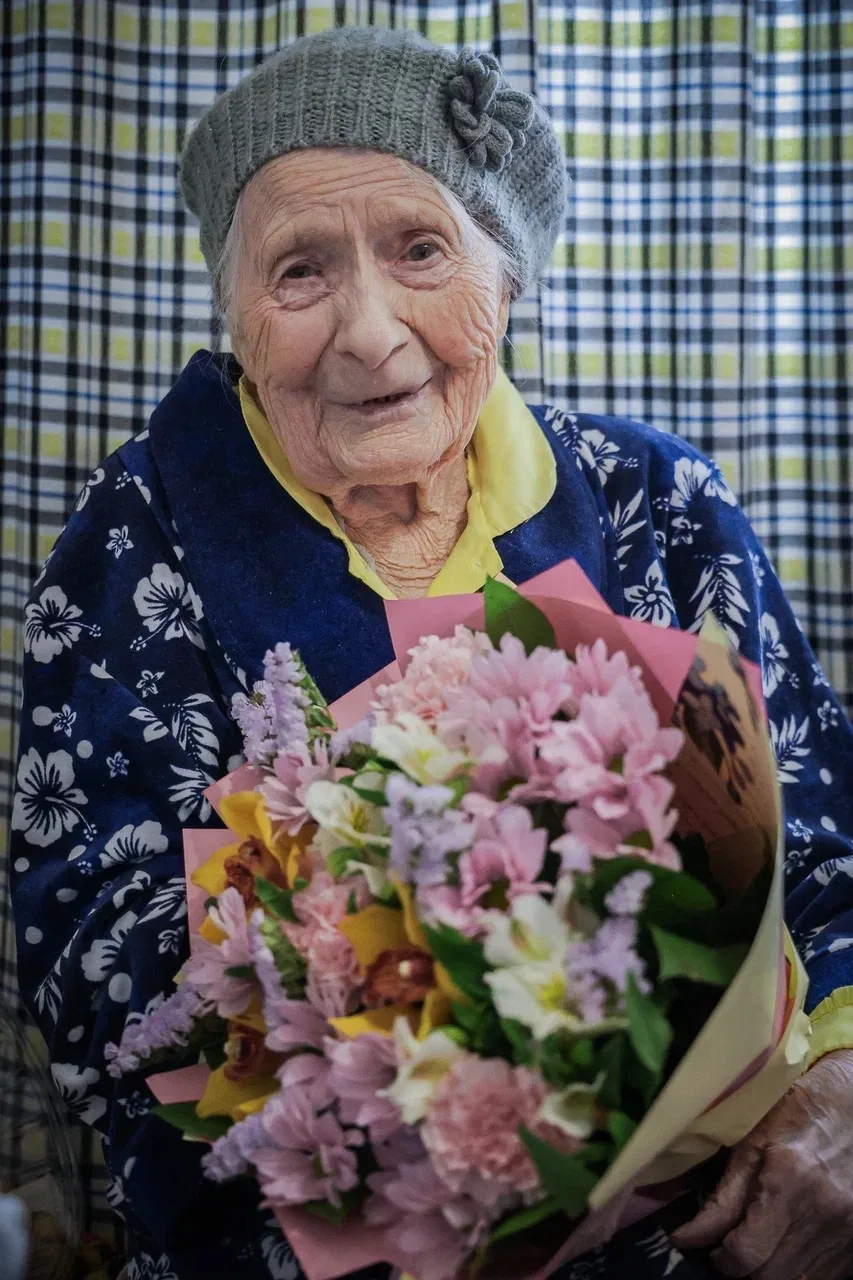 Сегодня поздравили со 100-летним юбилеем Людмилу Петровну Залетову.