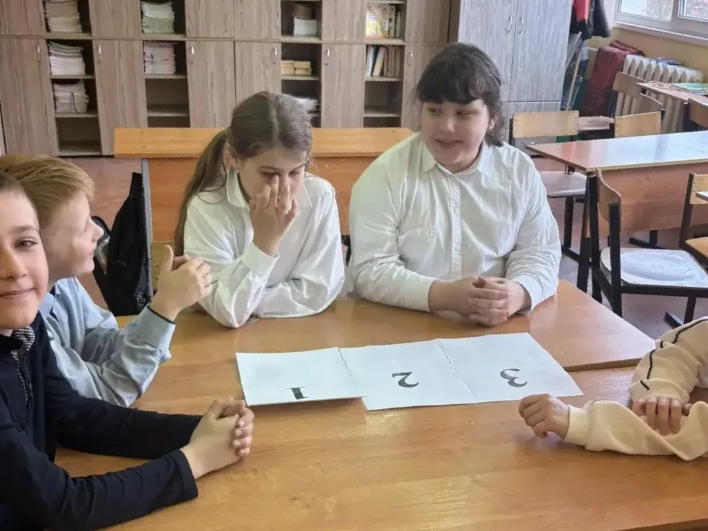 📚✨ В рамках Недели детской книги в 4 «Б» классе прошёл увлекательный урок-игра «Знаешь ли ты сказки?