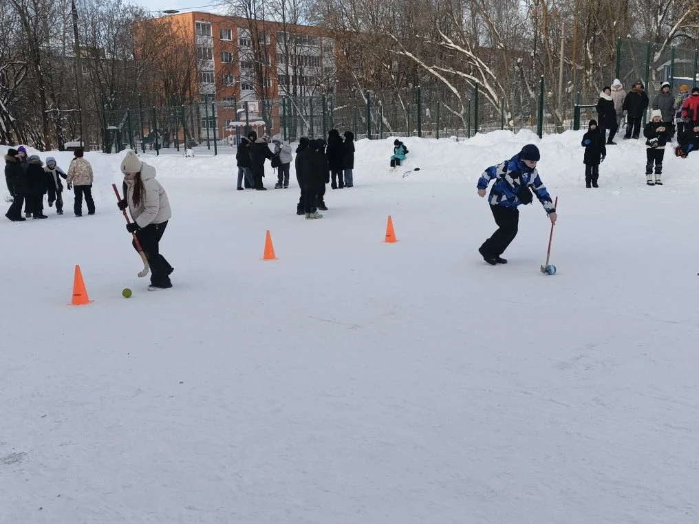 11 февраля в нашей школе состоялся День здоровья.  Для учащихся пятых и шестых классов во дворе школ