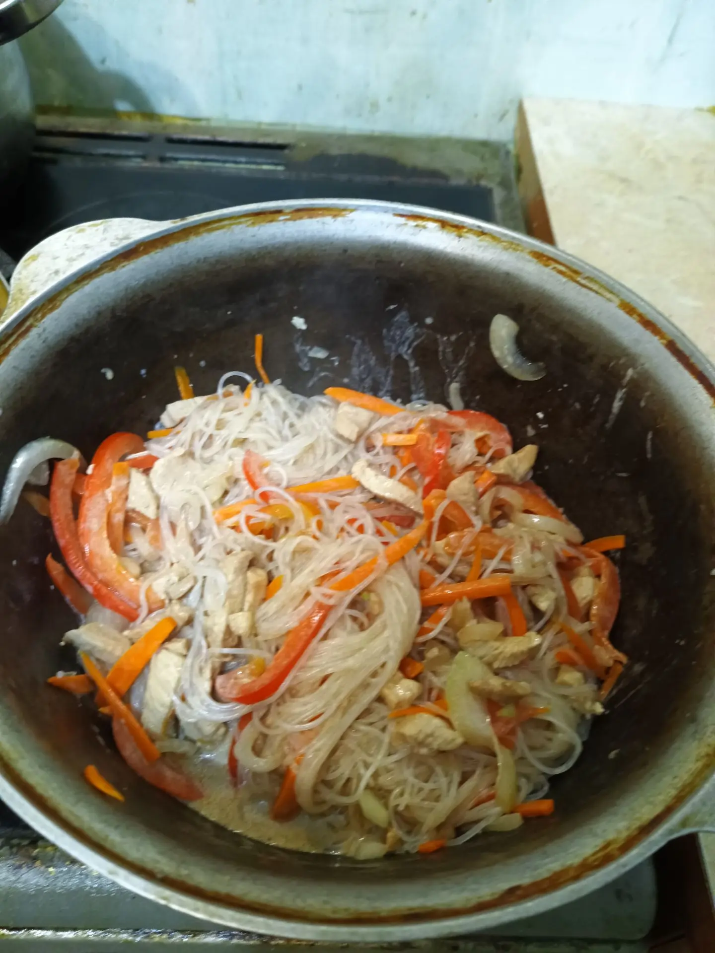 Сегодня у нас фунчоза с курицей и овощами в сливочном соусе и..., даже не знаю, как это...