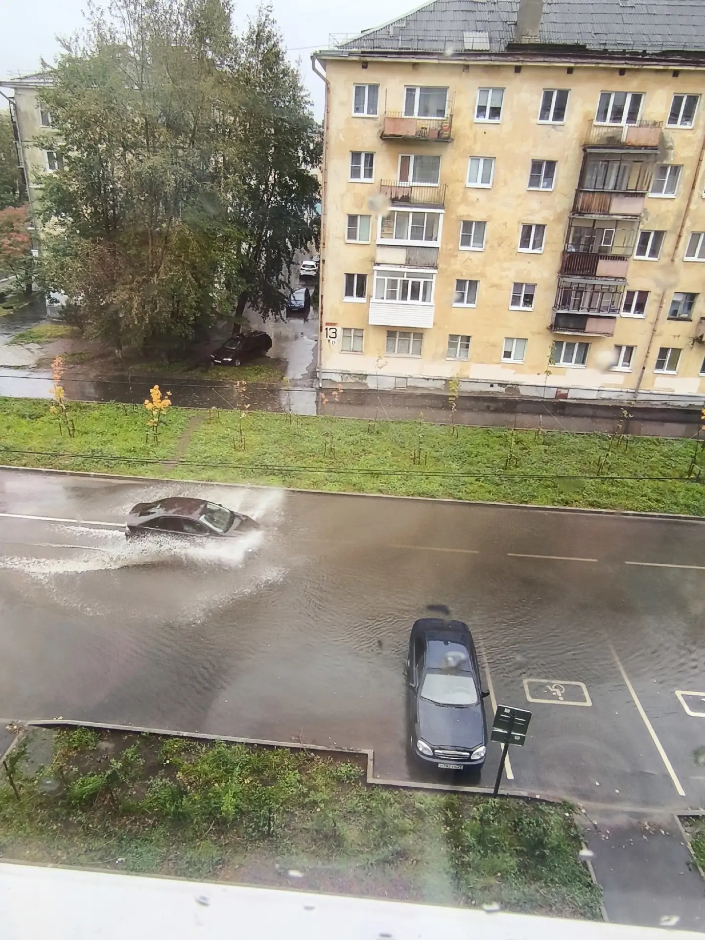 🌊Новая дорога на ул.Воронина снова затоплена, машины не едут, а плывут