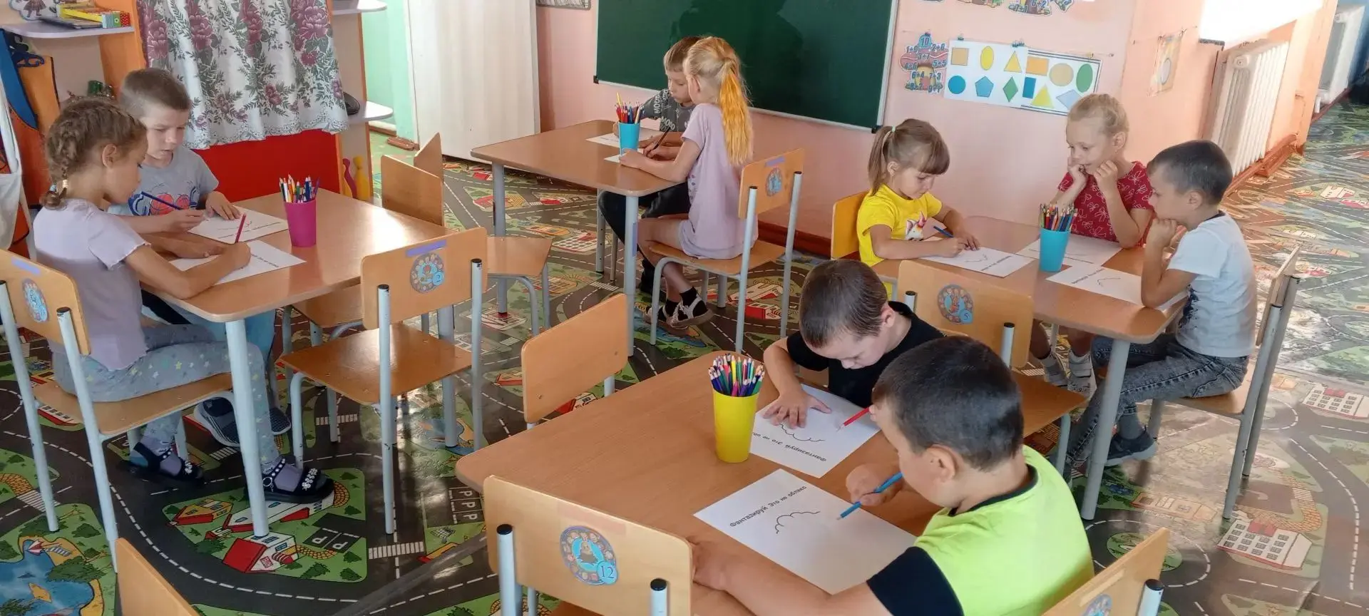 В разновозрастной группе «Любознайки» прошло увлекательное занятие по рисованию цветным...