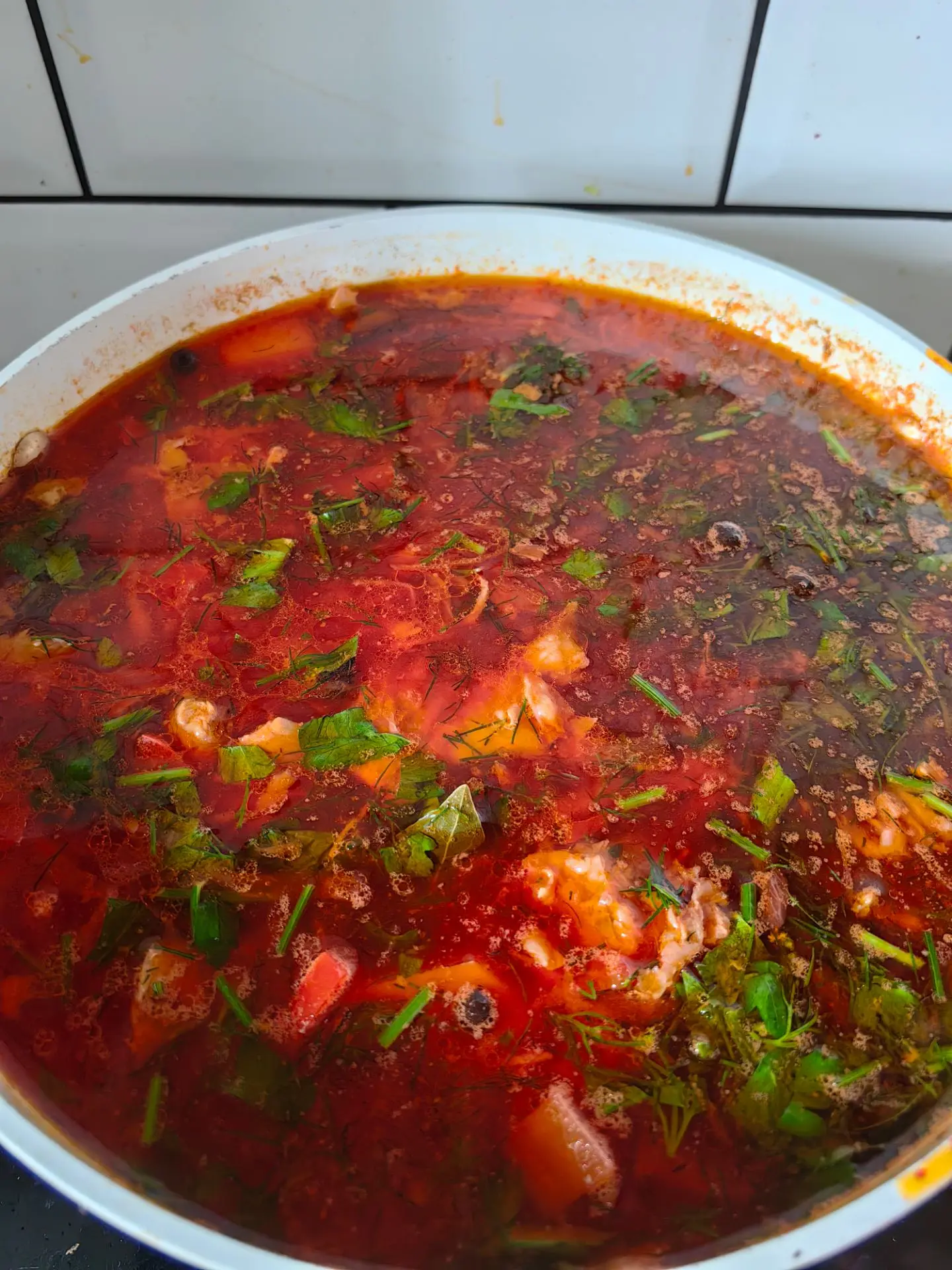 Знакомьтесь. Это  шестилитровая кастрюля борща. Вкусного, наваристого борща, который я ...
