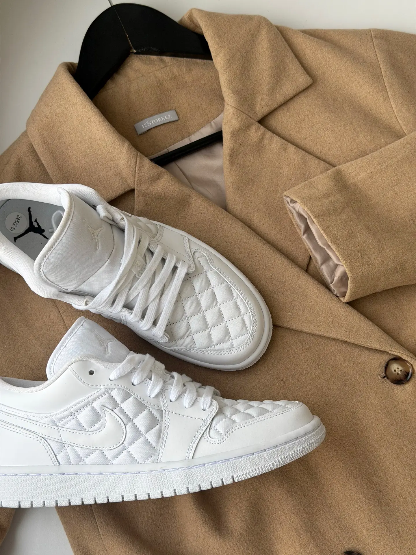 Костюм 12storeez
Идеал 
Маркировка XS (Росс 42)
Шерсть 50%
8000₽✨

Кеды  Nike Air Jordan 
Как новые 