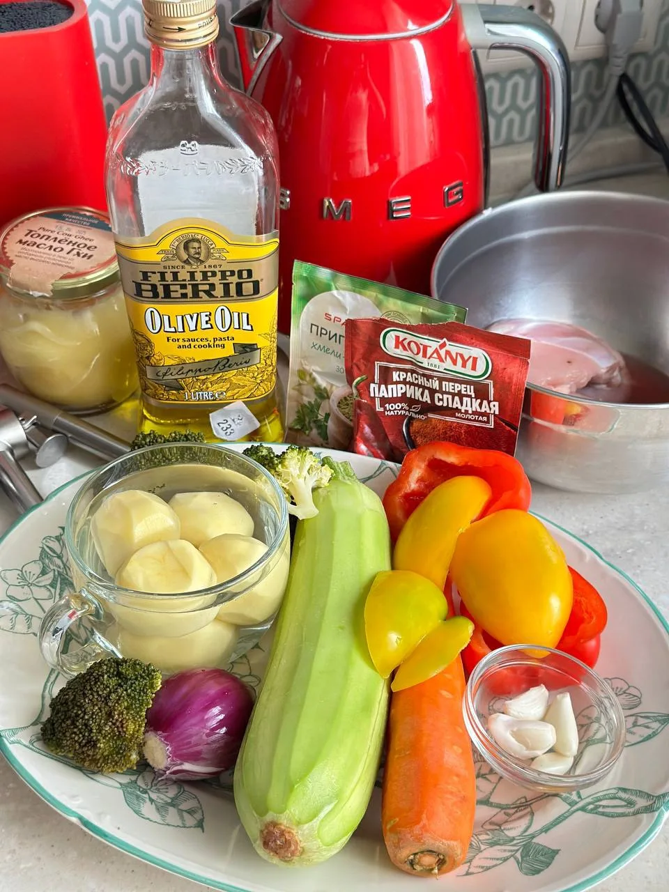 Готовятся очень просто. 
Вкусно невероятно!!! 
Беру филе бедра индейки и ~кубиком -1-1,5 см нарезаю.