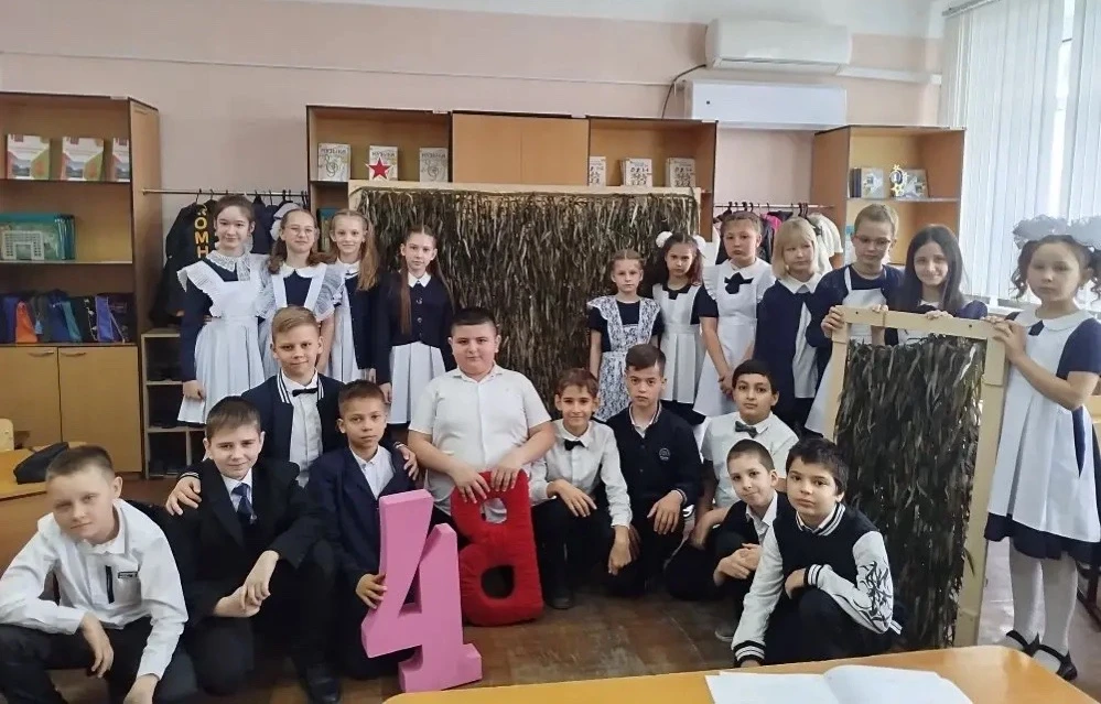 🇷🇺 В единстве — наша сила!  Ученики 4В класса приняли участие в важном и благородном деле — помогли 