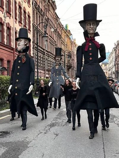 По Петербургу пройдут трёхметровые куклы Пушкина, Гоголя и Достоевского