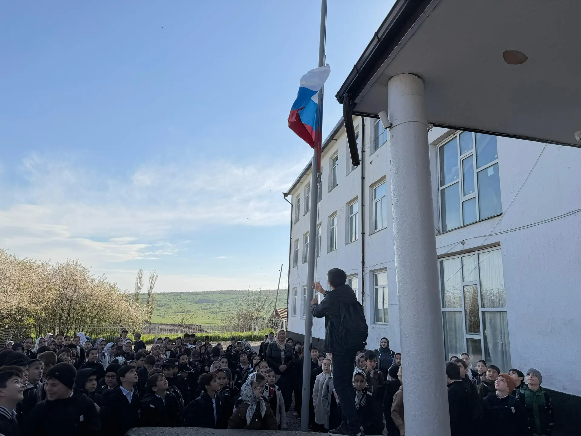 🇷🇺 Понедельник в Гурбукинской СОШ №1 начинается с главного: поднятие флага и гимн Рос...