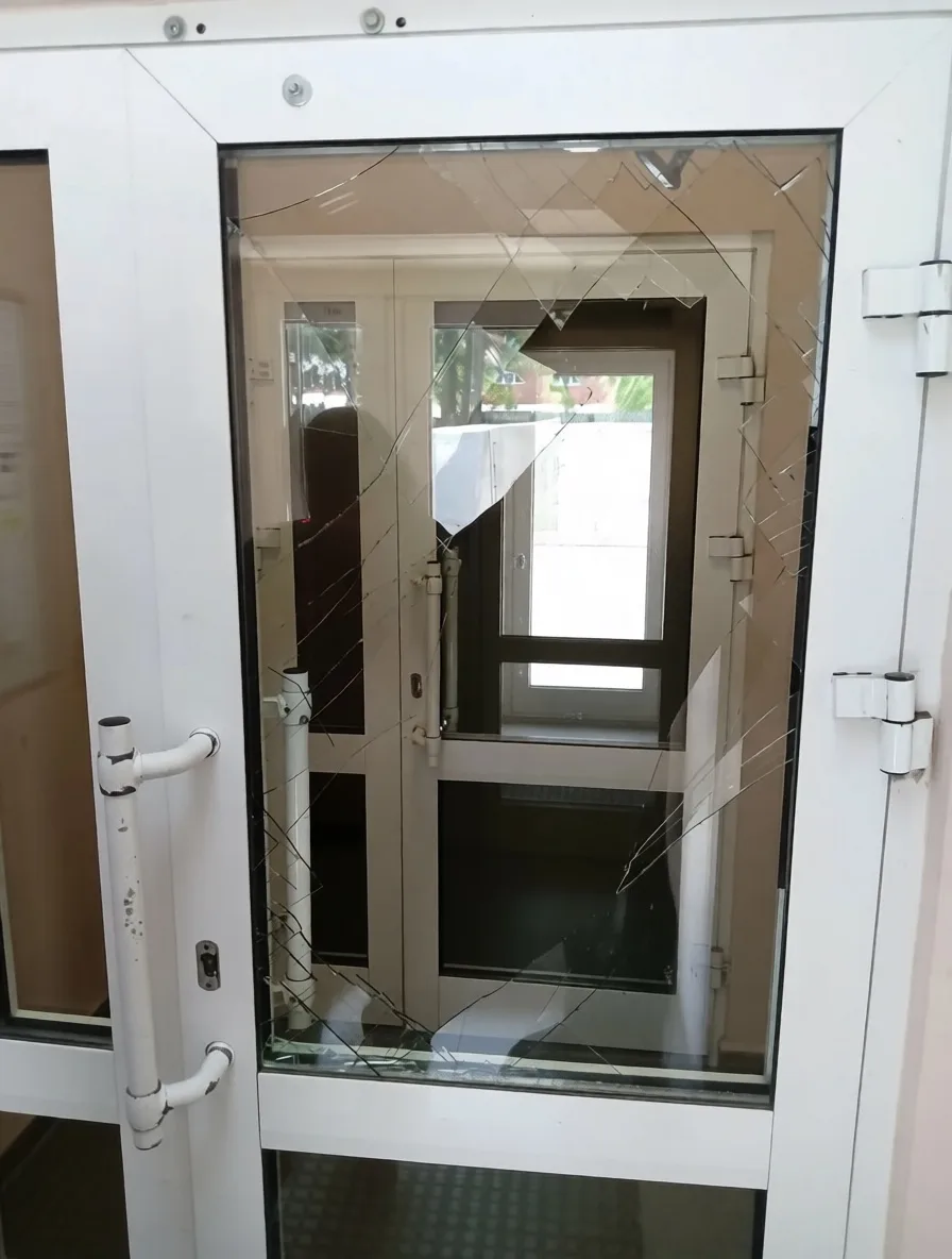 Мы оперативно заменили разбитое стекло в двери подъезда. 🔧
