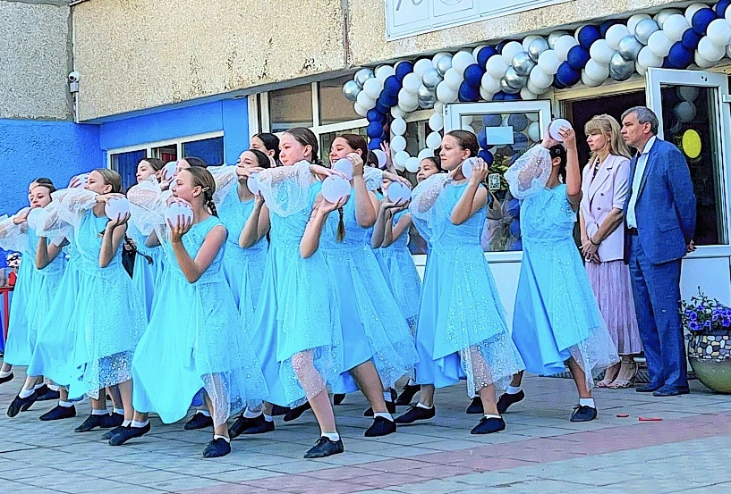 🎓 В добрый путь, выпускники!  Сегодня в нашей любимой школе №76 прозвучал последний звонок, ознамено