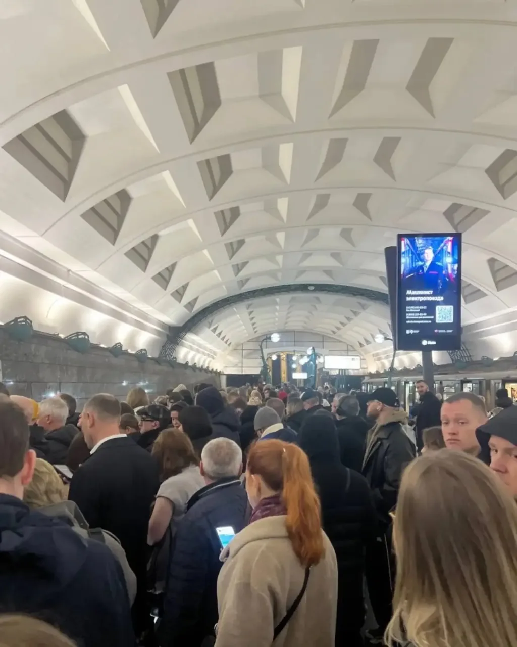 Утром в метро было не протолкнуться: люди с трудом влезали в вагоны из-за задержки поездов на нашей 
