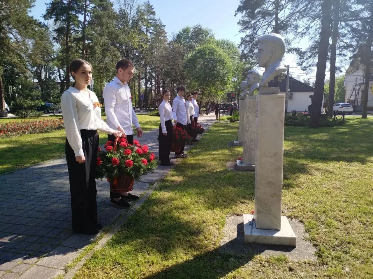 9 мая 2026 года в великий праздник День Победы ученики нашей школы приняли участие в торжественной ц
