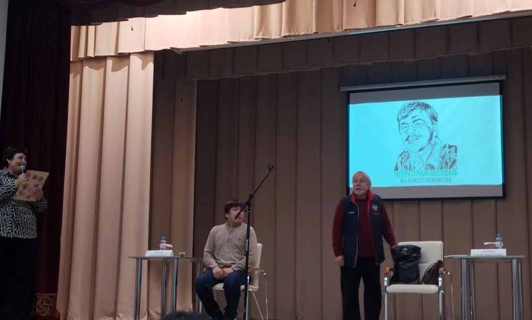 Встречи с писателями  — это творческие мероприятия, включающие диалог с читателями,  пр...