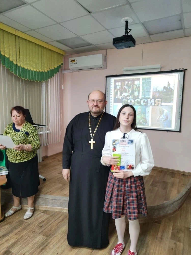 💫 ГЕРОИ ОТЕЧЕСТВУ В СЕРДЦАХ ГИМНАЗИСТОВ: ТРИУМФ НА ФЕСТИВАЛЕ НАРОДНОГО ТВОРЧЕСТВА "ПАСХАЛЬНАЯ  РАДОС