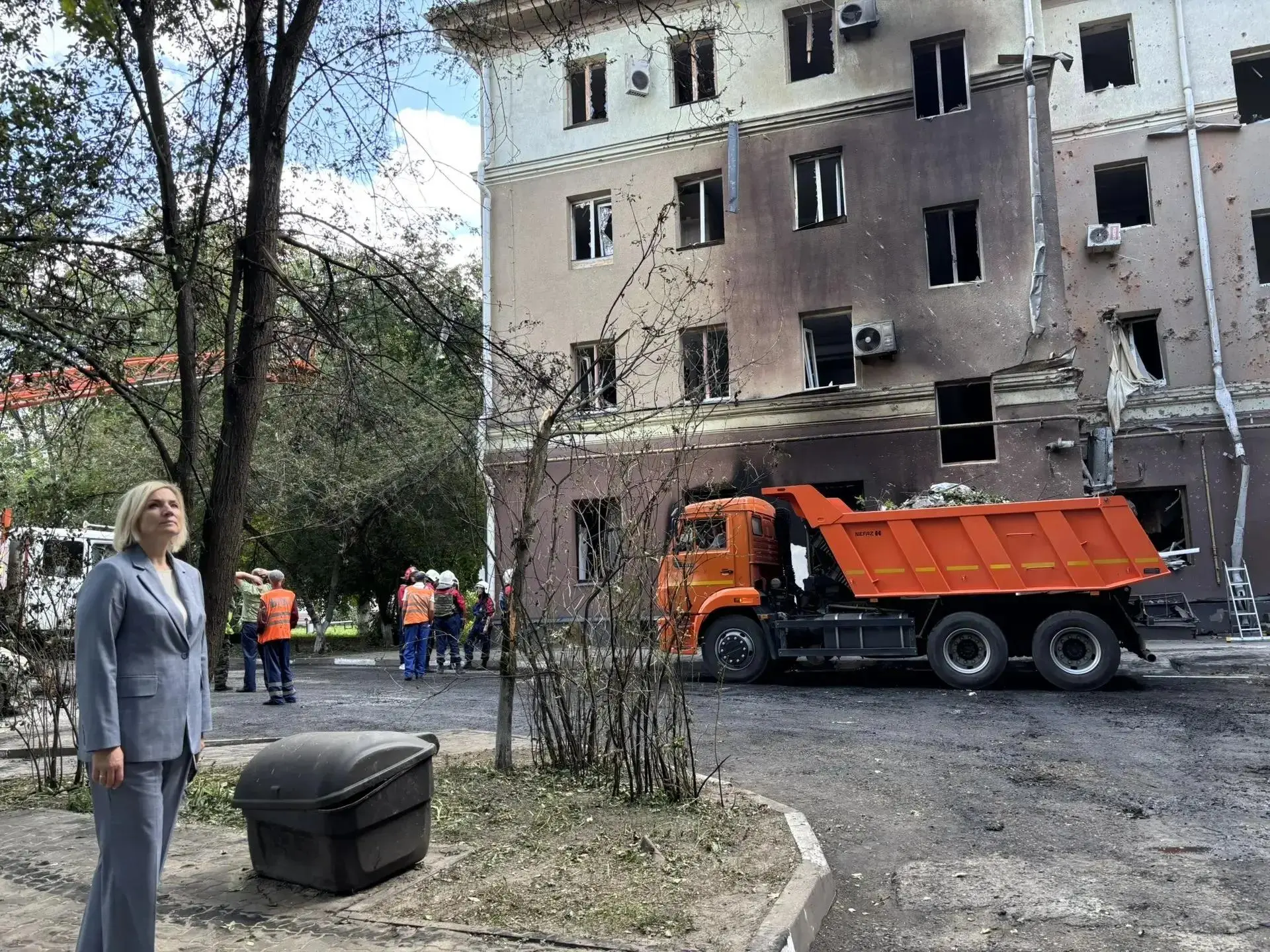 Совместно с региональными властями и представителями Российского Красного Креста помога...