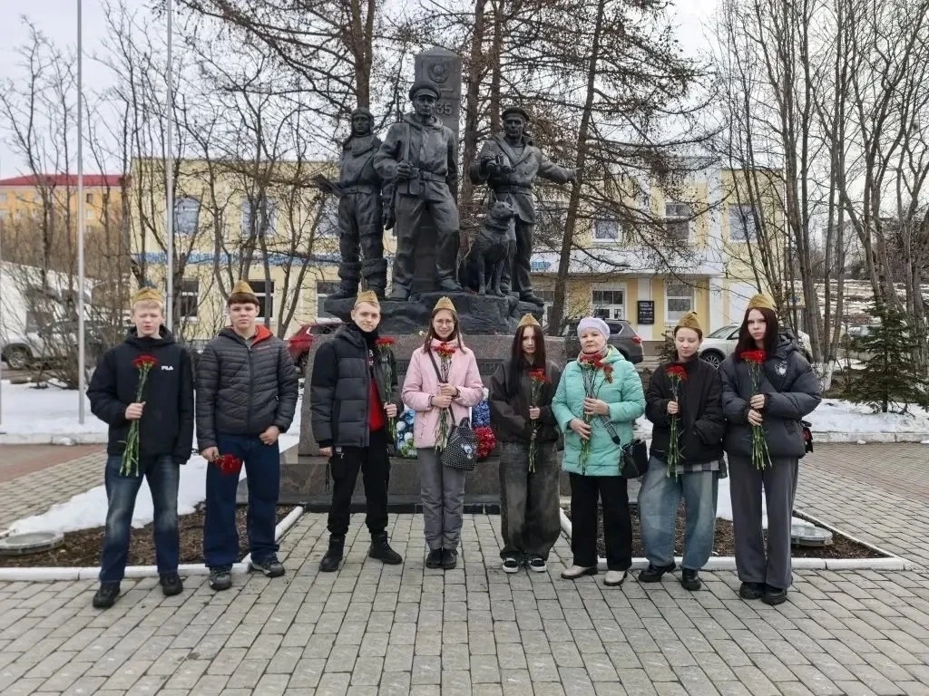 🕊 Сегодня у памятника «Пограничники Арктики» стало чуть теплее — туда пришли наши восьмиклассники с 