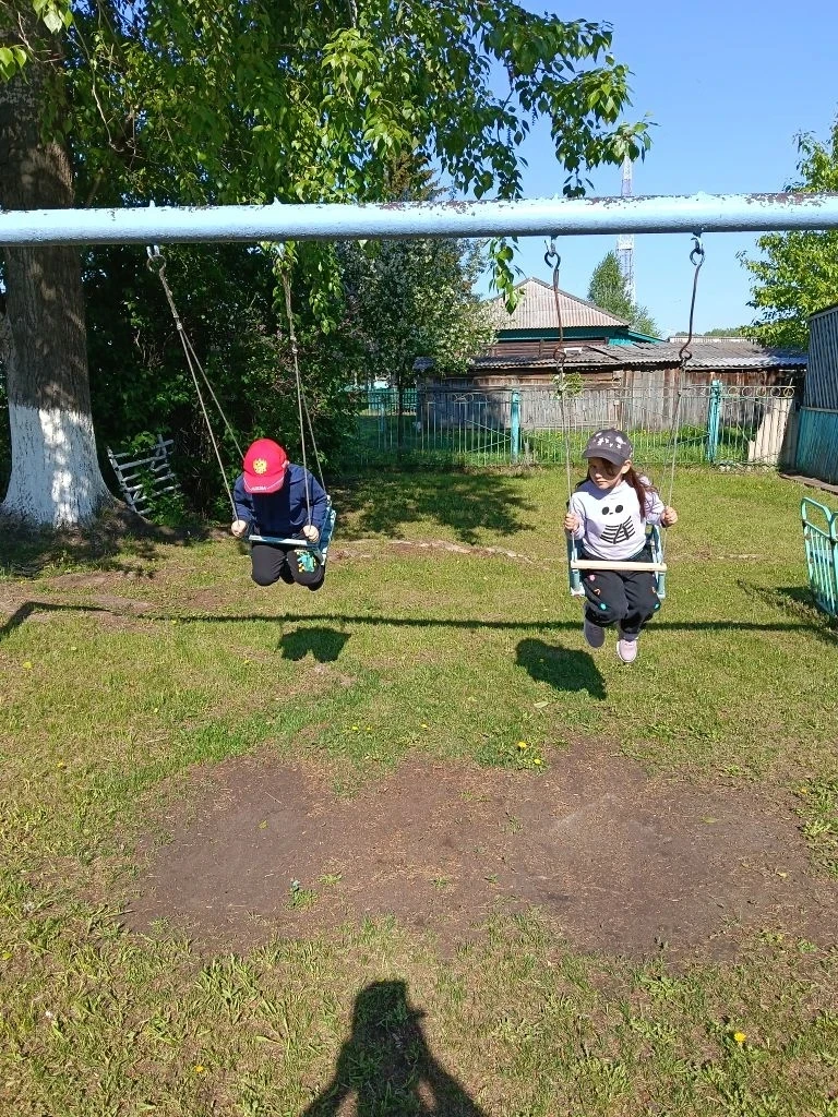 На прогулке мы гуляем, в игры разные играем,
Солнце, воздух и вода- наши лучшие друзья!👍
Воспитанни
