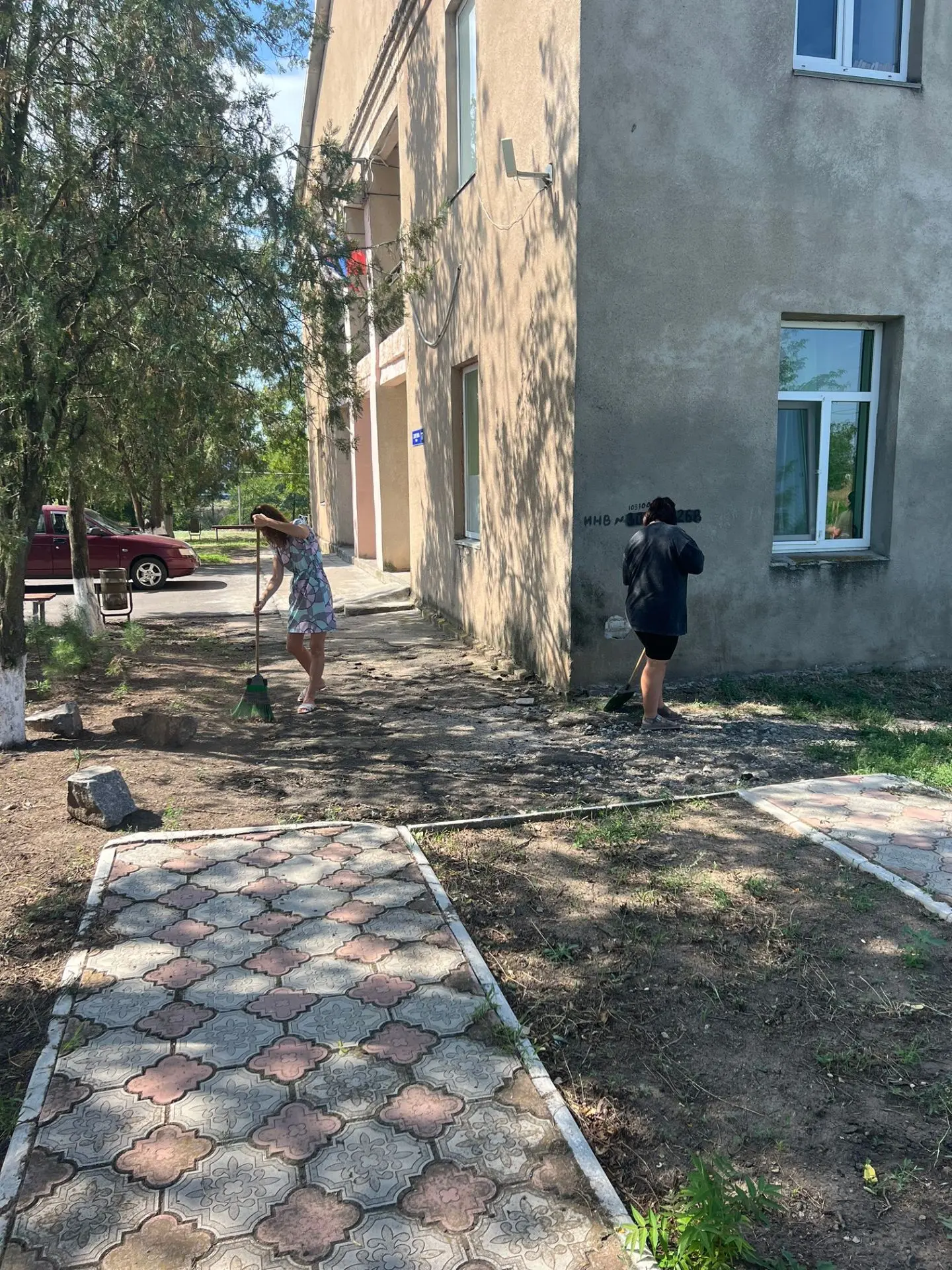 Сотрудники МБУ «Павлопольский СДК» приняли участие в субботнике по благоустройству прил...