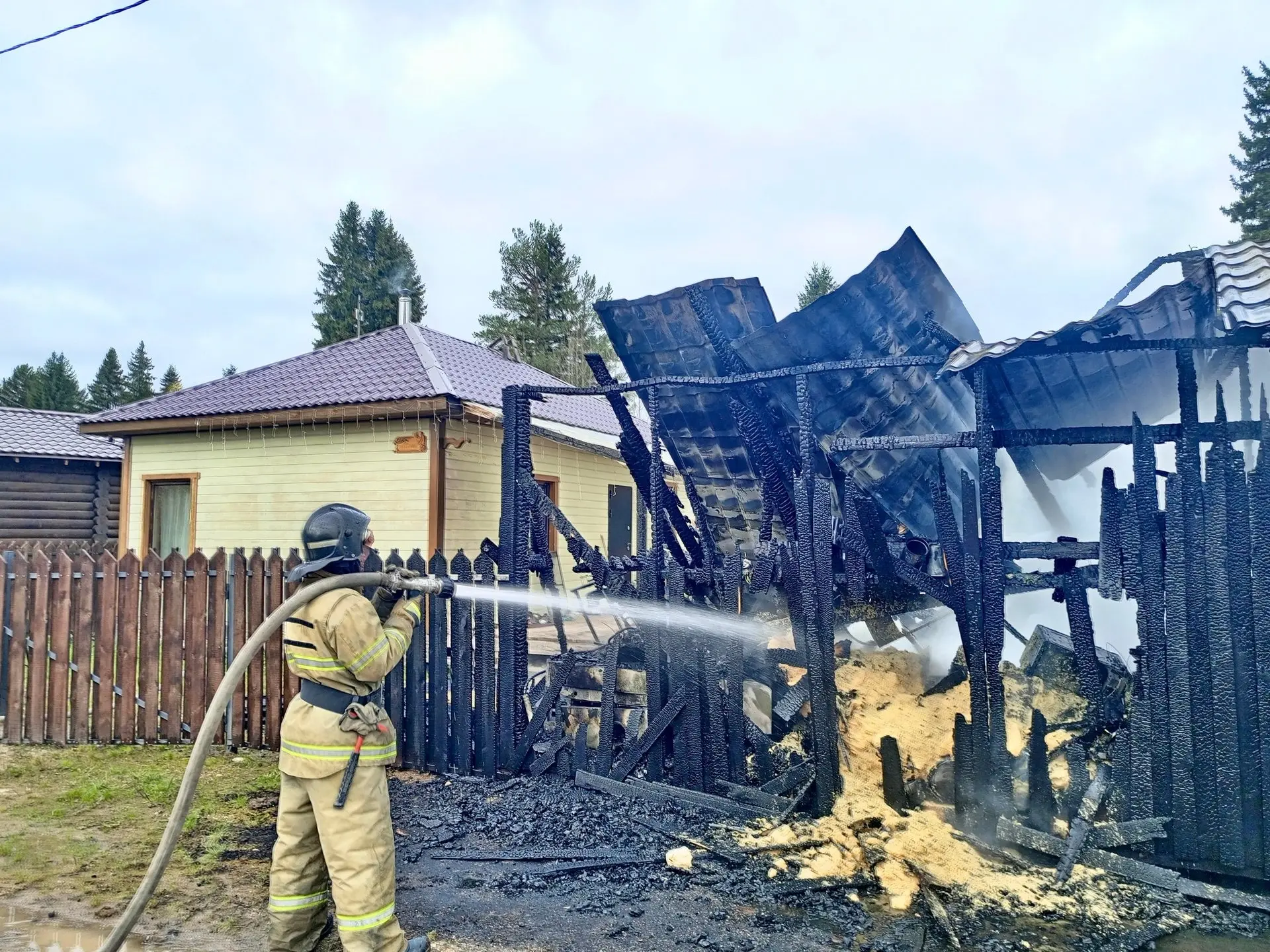 🚒 Не допустили беды: пожарные спасли частный дом в Октябрьском