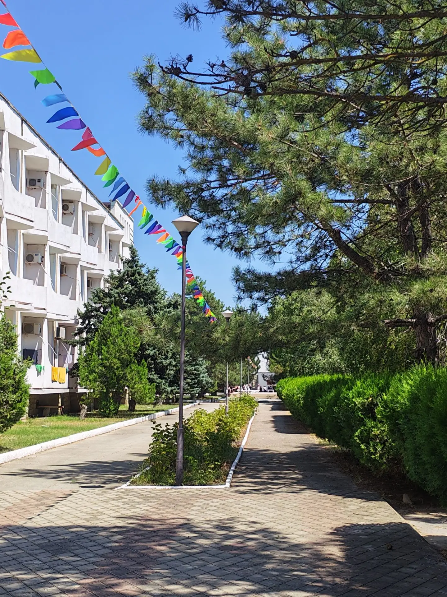Летний отдых в Анапе 🌞🏖️

✅Вот уже пятый день, как 5 ребят из нашей школы отдыхают в оздоровительн