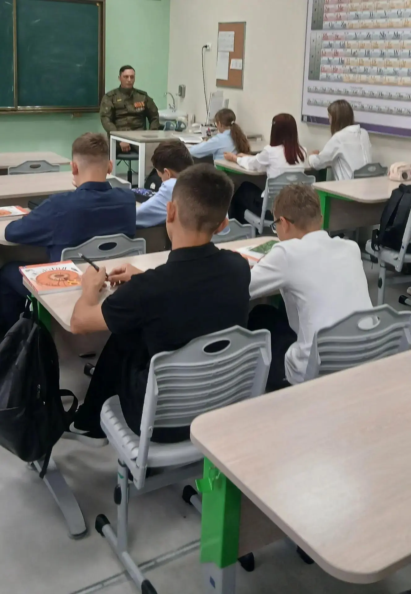 В нашей школе прошла особенная встреча — в гости к ребятам пришёл участник специальной ...