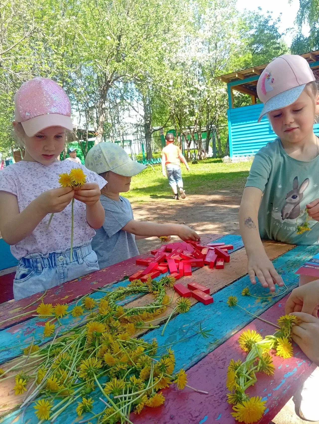 Ребята 1 старшей группы вспоминают тёплые деньки🌞 в пасмурную погоду🌧.