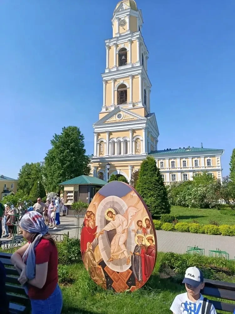 А мама передает всем поклон из дивного Дивеево 🕊️  Убранство еще пасхальное, красота неописуемая❤️ н