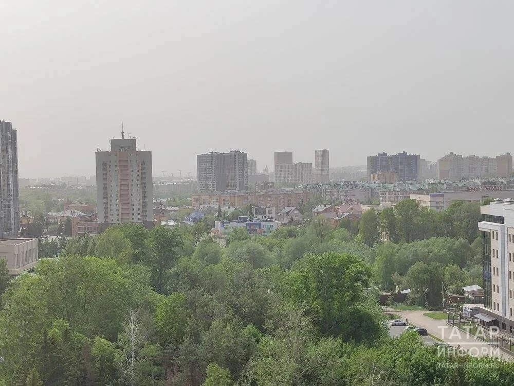 ❗️😶‍🌫️ Казань окутала дневная дымка  Жители города сегодня заметили ухудшение видимости — особенно с