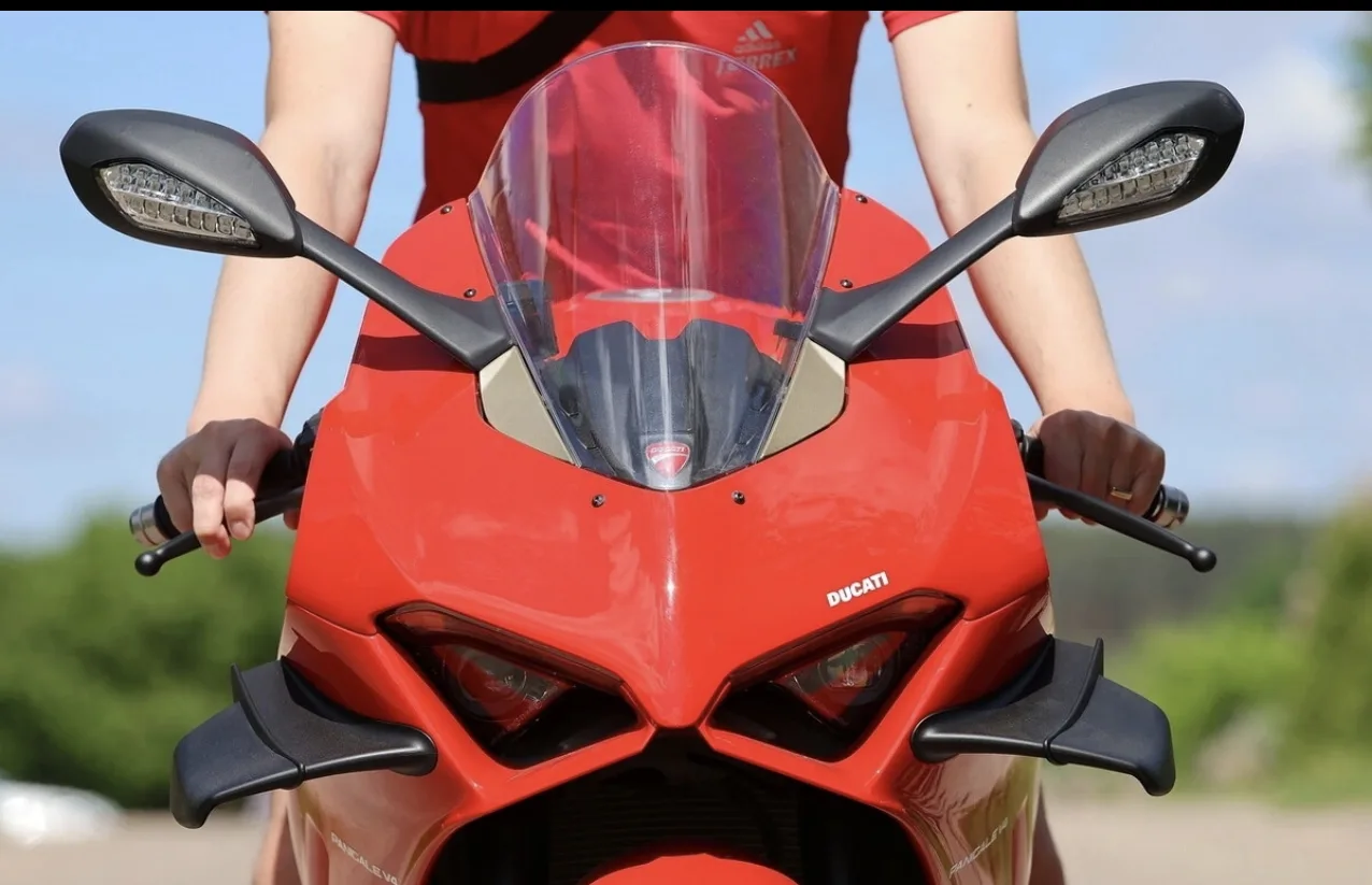 «Нужен для „понтов“ — чтобы показать статус». Байкер поделился мнением о Ducati Panigale V4

«Собира