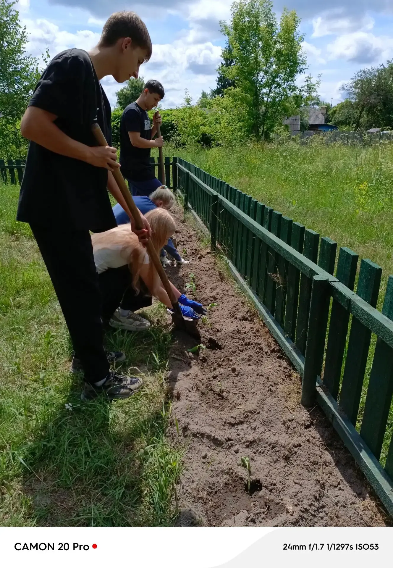 🕯️ 22 июня, в День памяти и скорби, ребята из трудового лагеря почтили память Жертв фашизма.🙏 Они 