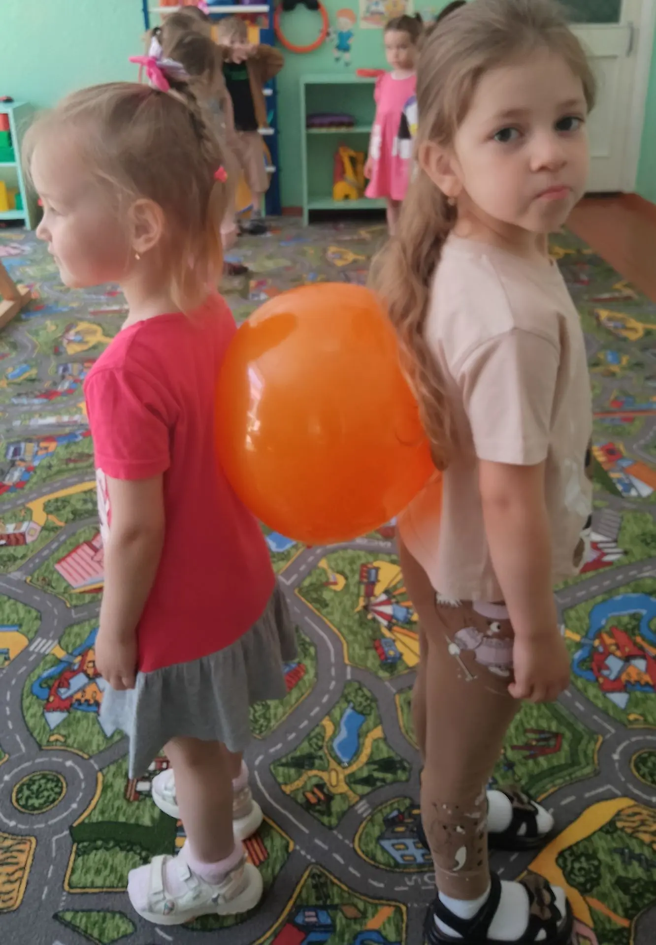 "Перенеси воздушный шар" 
⁣
Сегодня в нашей группе "Веснушки"мы провели весёлую и активную игру "Пер