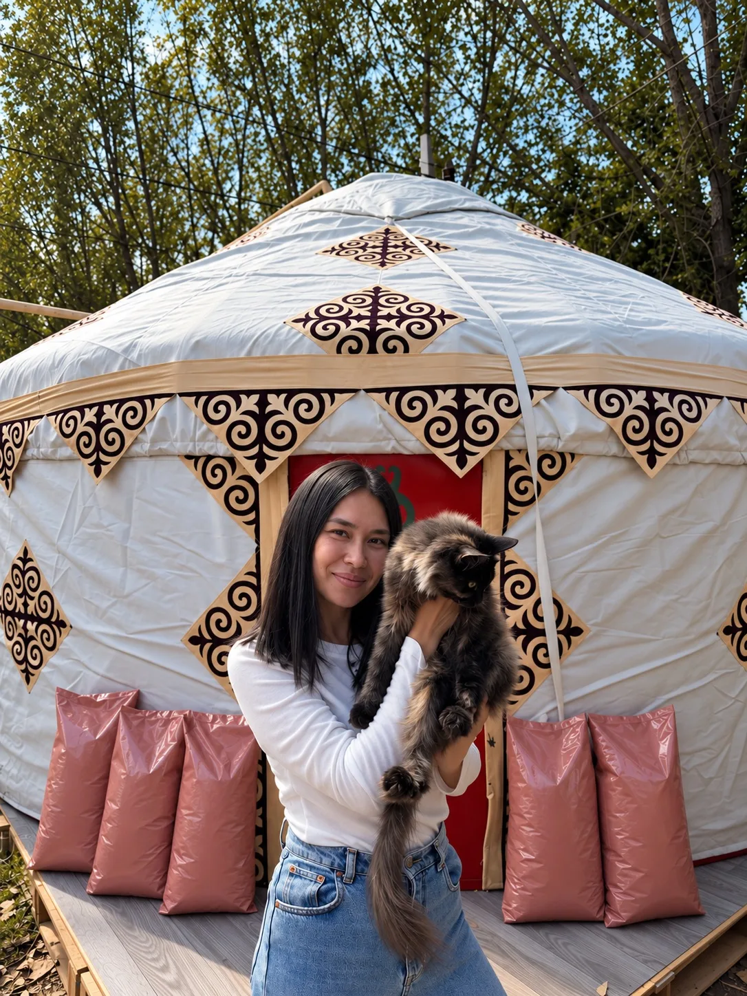 📍В Алматы для бездомных кошек построили... юрту!