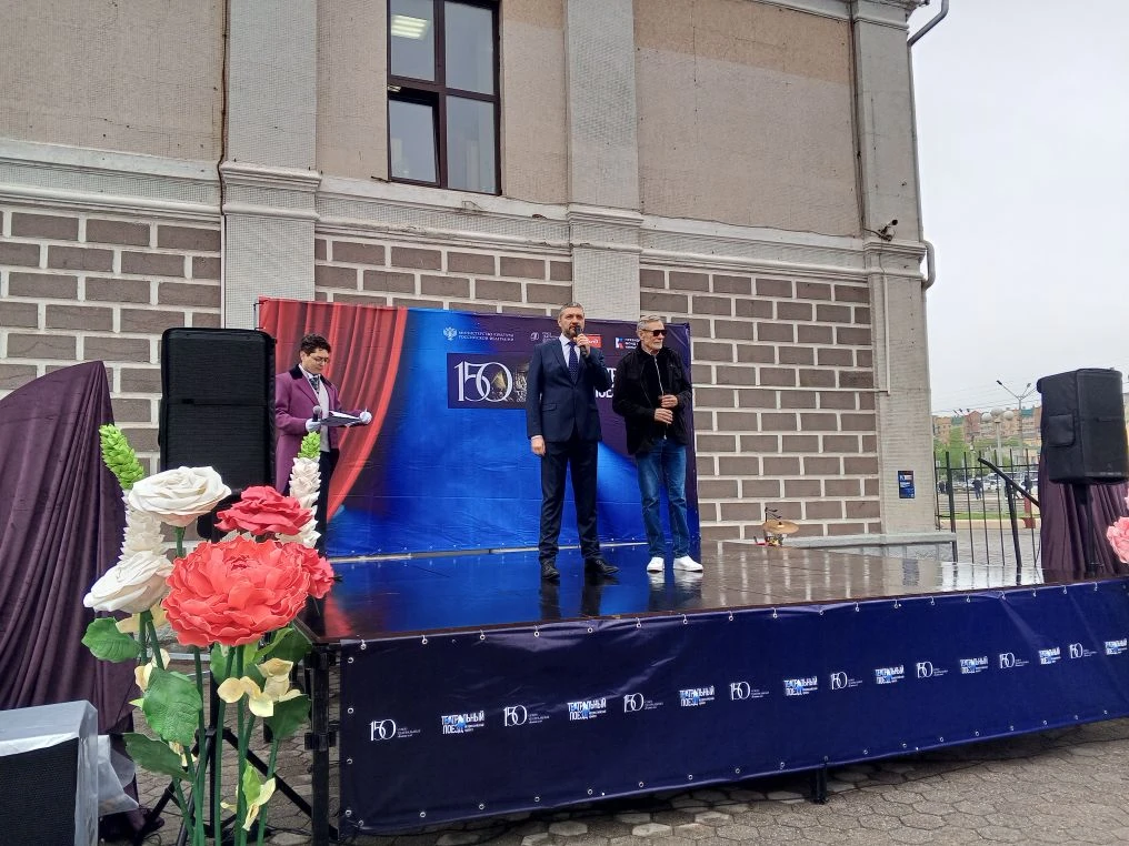 🎉Первый гудок и звуки оркестра уже наполнили железнодорожной вокзал Читы.   «Театральный поезд»  при