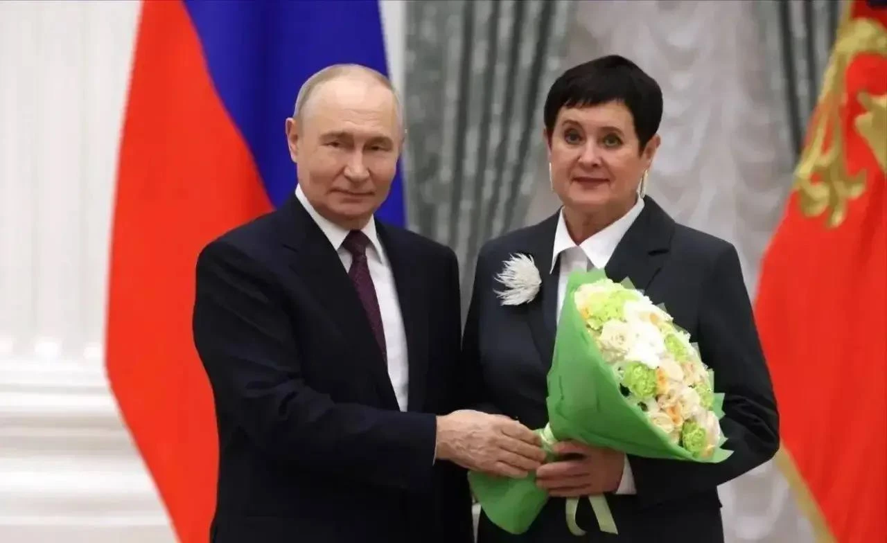 Путин наградил учительницу ростовской гимназии №46 Ирину Белякову знаком «За наставниче...