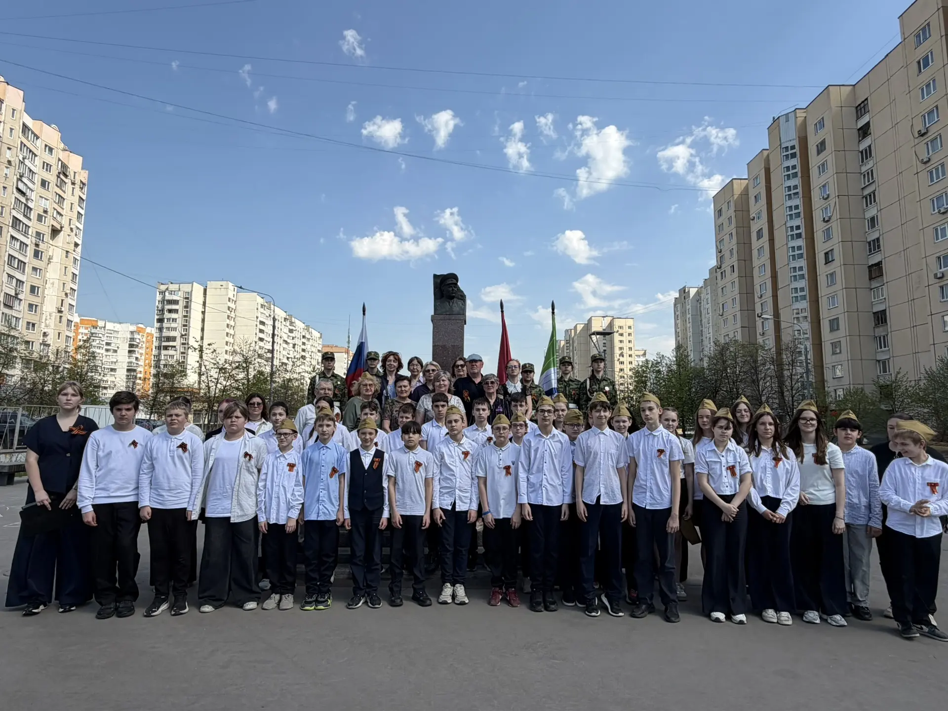Акция памяти «Красные гвоздики» 🙏🏻  В преддверии Дня Победы наши ученики присоединились к акции «Кра